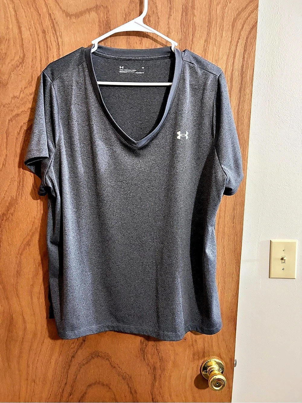 Under Armour HeatGear Loose V-Neck T-Shirt Women’s Gray Athletic Short Sleeve Te